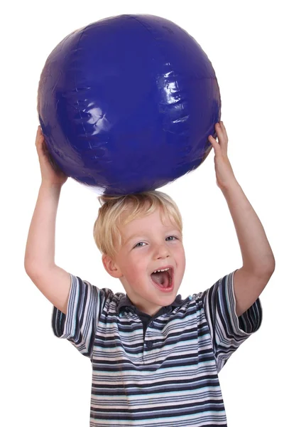 Menino brincando com uma bola — Fotografia de Stock