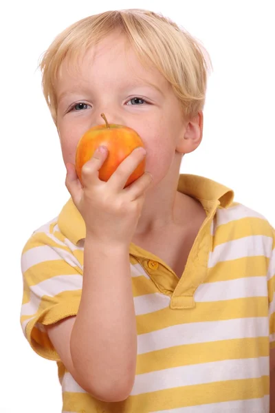 Pojken äta äpple — Stockfoto
