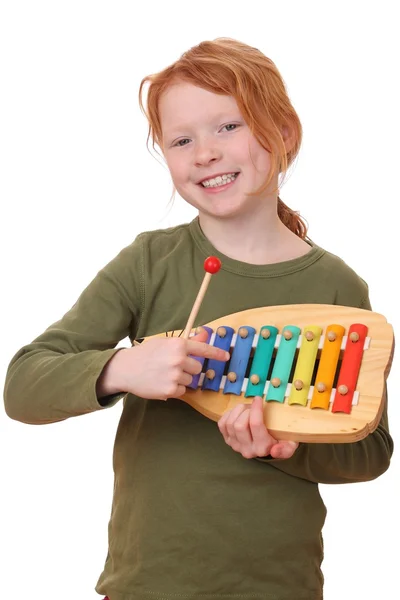 Menina joga xilofone — Fotografia de Stock