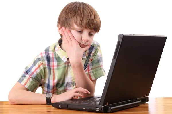 Pojke med laptop — Stockfoto