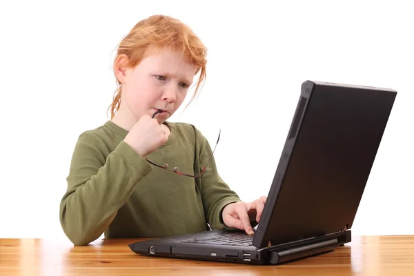 Flicka med bärbar dator — Stockfoto