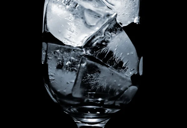 Glas voller Eis auf schwarzem Hintergrund — Stockfoto