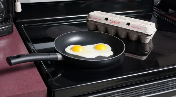 Cucinare le uova in padella — Foto Stock