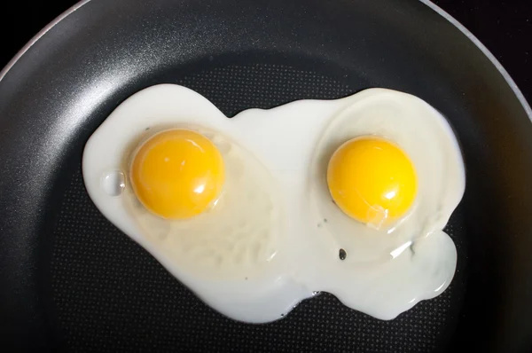 Jaja gotujące na patelni Obraz Stockowy