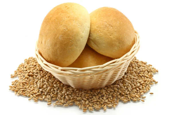 Petits pains dans une assiette en osier — Photo