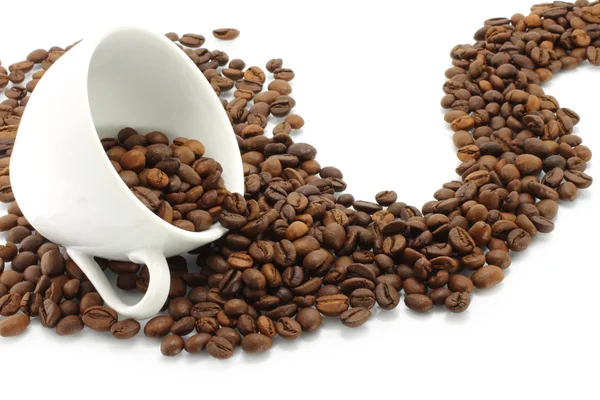 Weiße Tasse und Kaffeebohnen Pfad — Stockfoto