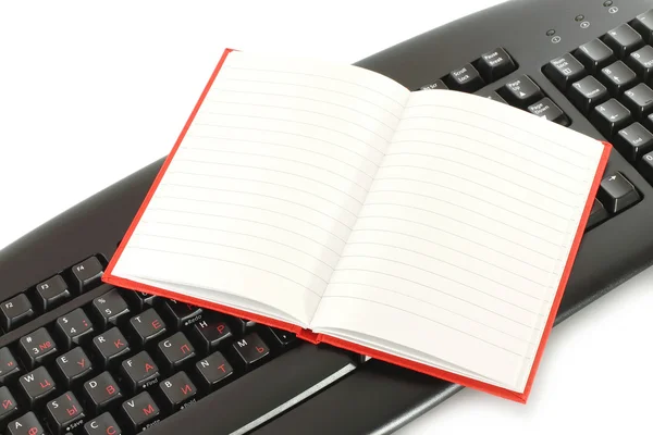 Notatnik na klawiaturze komputera — Zdjęcie stockowe