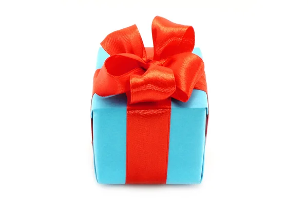 Caja de regalo con lazo rojo — Stockfoto