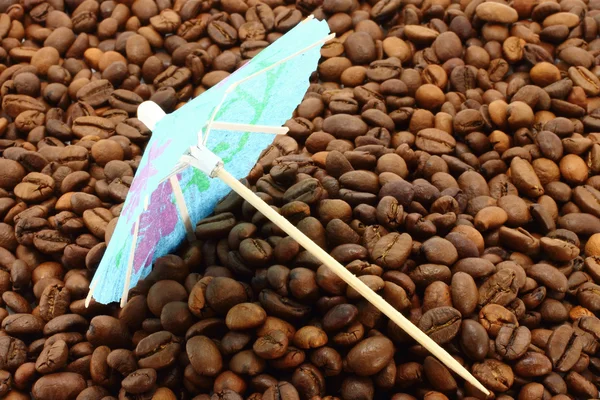 鸡尾酒伞上的咖啡豆 — 图库照片
