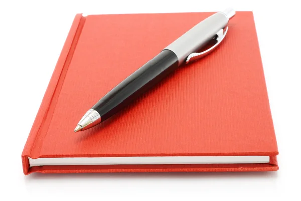 Κόκκινο σημειωματάριο με στυλό — Φωτογραφία Αρχείου