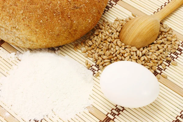 面包用小麦、 面粉和鸡蛋 — 图库照片
