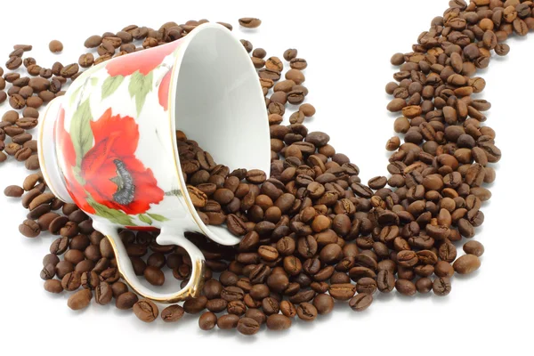 Röd kopp och kaffebönor väg — Stockfoto