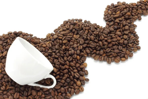Taça branca e grãos de café — Fotografia de Stock