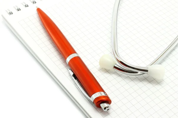 Golyós toll és a Jegyzettömb a phonendoscope — Stock Fotó