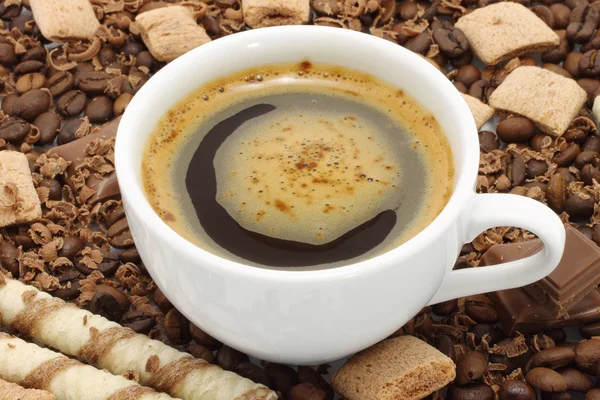 Tasse Kaffee mit Pralinen — Stockfoto