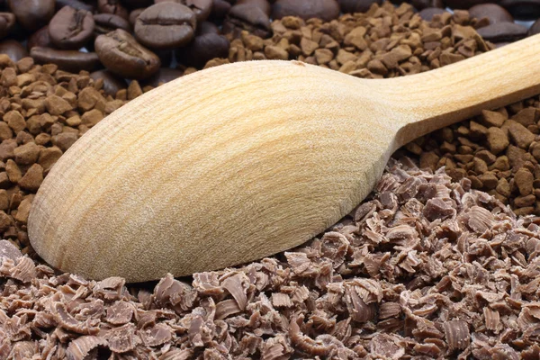 Cucchiaio di legno con cioccolato e caffè — Foto Stock