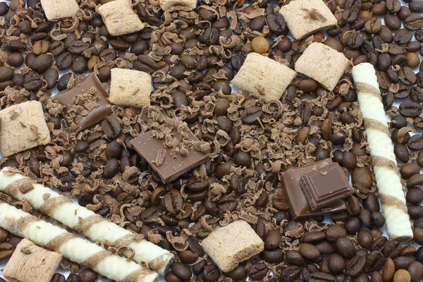 Pedaços de chocolate e grãos de café — Fotografia de Stock