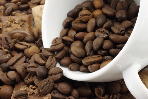 Taza blanca y granos de café —  Fotos de Stock