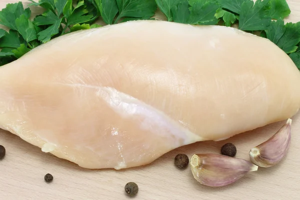 Rå kyckling på träskiva — Stockfoto