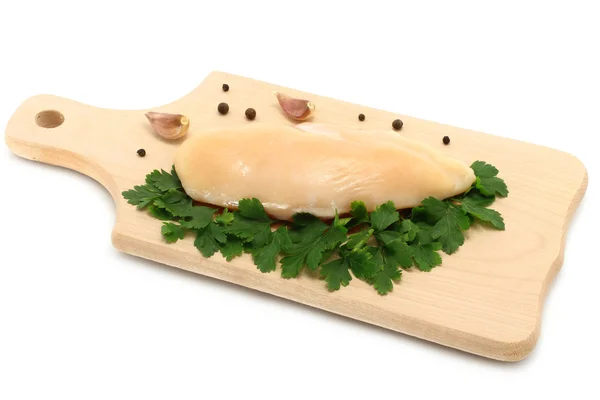 Rauwe kip op houten plank — Stockfoto