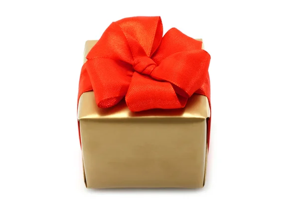 Zlaté krabičce s červenou stuhu — Stock fotografie