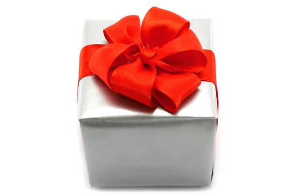 Gümüş hediye kutu kırmızı yay ile — Stok fotoğraf