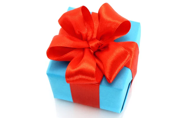 Kırmızı fiyonklu hediye kutusu — Stok fotoğraf