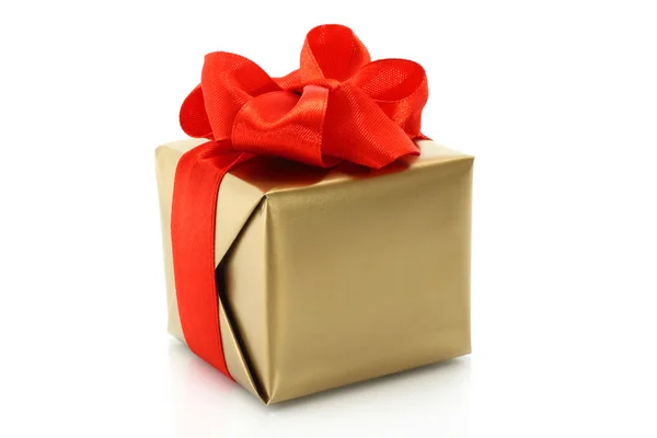 Caixa de presente de ouro com arco vermelho — Fotografia de Stock