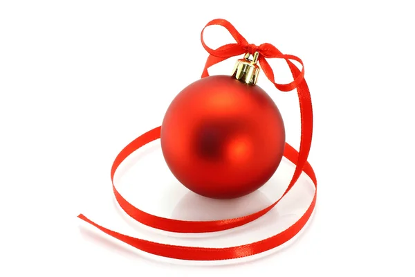 リボンと赤のクリスマス ボール — ストック写真