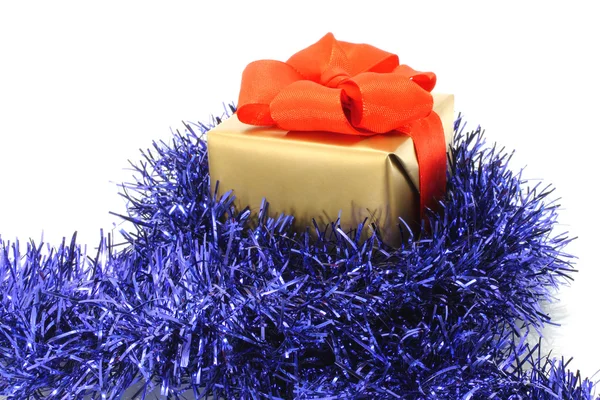 Scatola regalo oro con fili di lame blu — Foto Stock