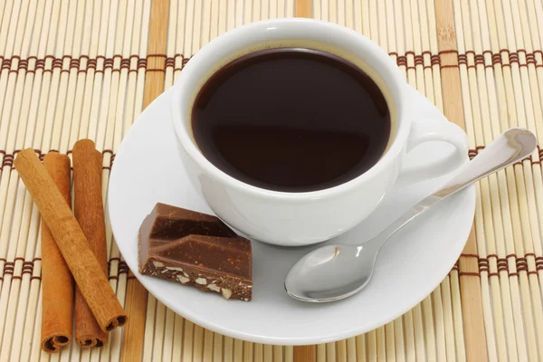Kopje koffie met chocolade en kaneel — Stockfoto