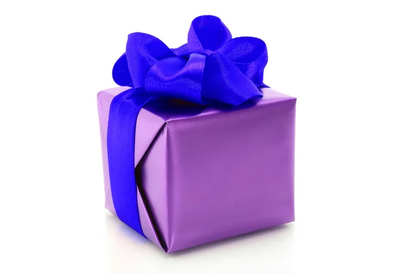 Boîte cadeau violet avec noeud bleu — Photo