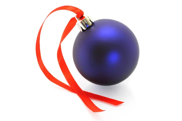 Modrý vánoční míč se stuhou — Stock fotografie