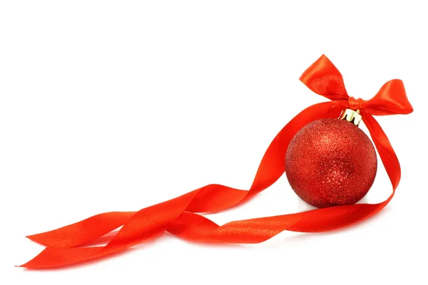 Rode Kerstmis bal met lint — Stockfoto