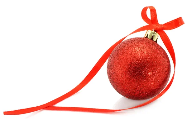 Kurdele ile kırmızı Noel top — Stok fotoğraf