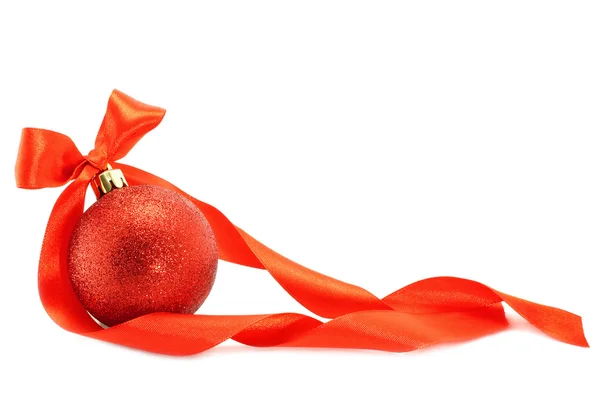 Rote Weihnachtskugel mit Schleife — Stockfoto