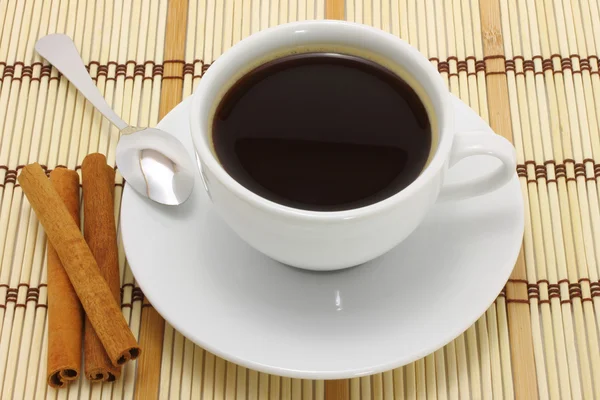 Чашка кофе и корица — стоковое фото