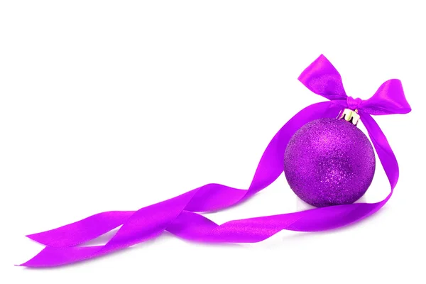 Paarse Kerstmis bal met lint — Stockfoto