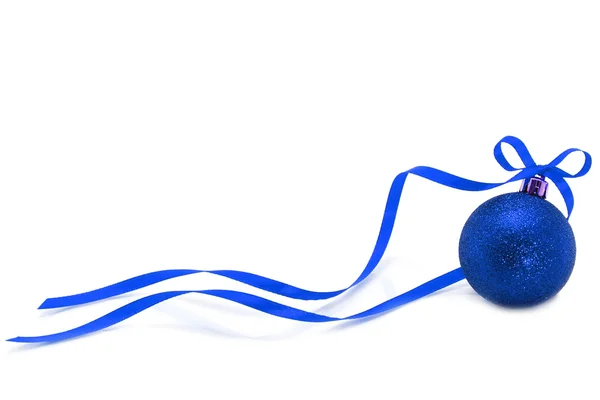 Blauwe kerstbal met lint — Stockfoto