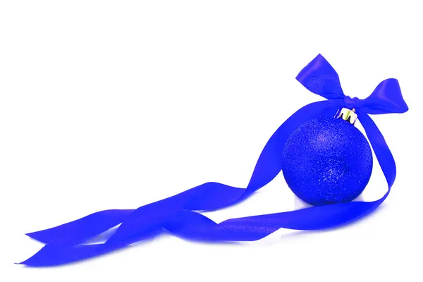 Bola azul de Navidad con cinta —  Fotos de Stock