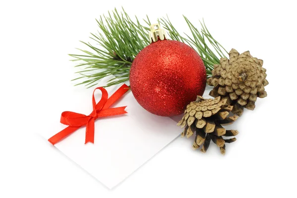 Bola de Natal com pinecone e ramo de abeto — Fotografia de Stock