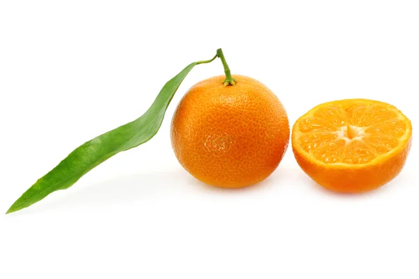 Mandarina con hoja y una parte de mandarina —  Fotos de Stock