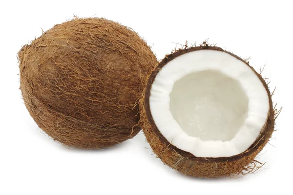 Verse kokosnoot en een deel van de kokosnoot — Stockfoto