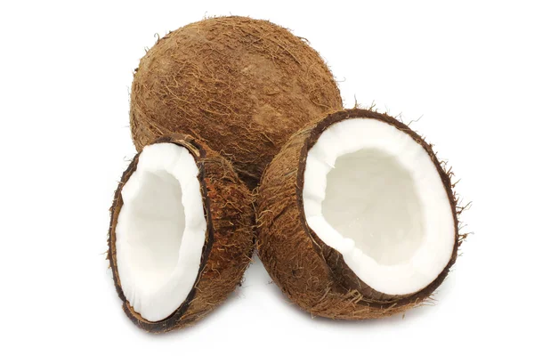 Čerstvý kokos a části kokosu — Stock fotografie