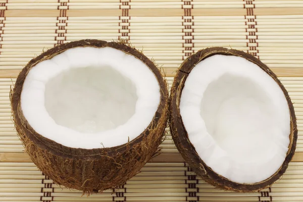 Två delar av kokos — Stockfoto