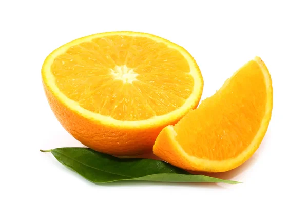 Cortar naranja con hoja —  Fotos de Stock