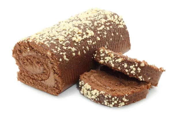 Chocolade swiss roll close-up op een witte achtergrond — Stockfoto