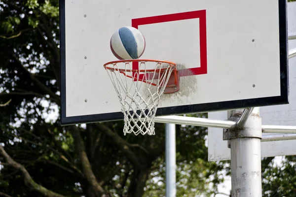 Баскетбольна дошка та баскетбольний м'яч — стокове фото