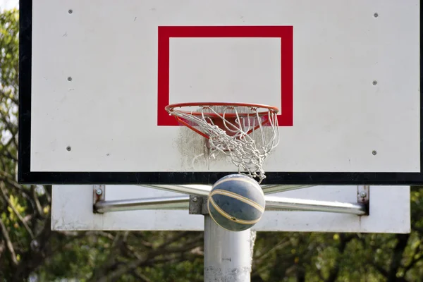 Баскетбольная доска и баскетбол — стоковое фото