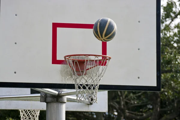 Placa de basquete e bola de basquete — Fotografia de Stock